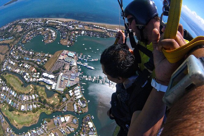 Extreme 12000ft Tandem Jump (45 seconds free fall) - The flight over the Mamanuca Islands