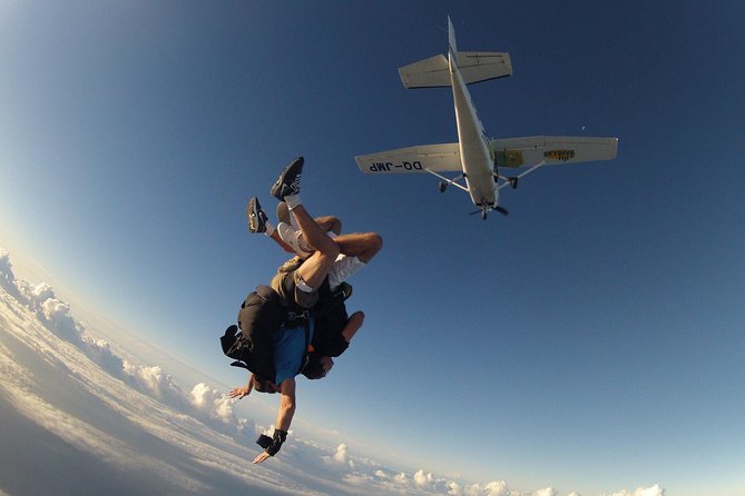 Extreme 12000ft Tandem Jump (45 seconds free fall) - The early morning start at Denarau Road