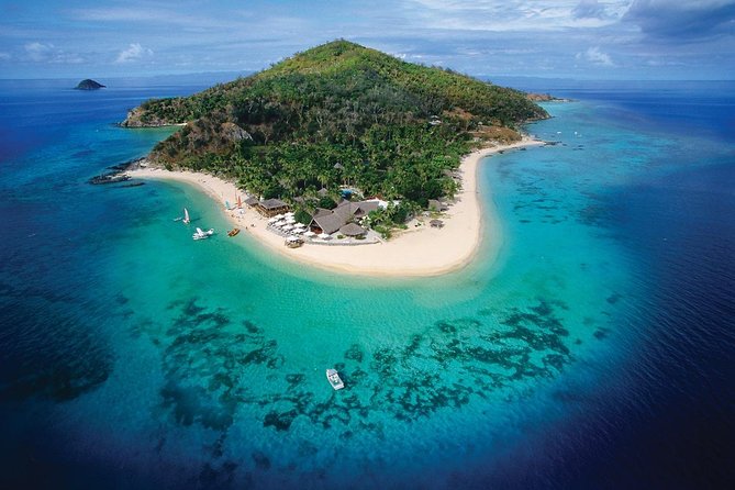 Full Day Castaway Island with Lunch - The guides and the Fijian welcome